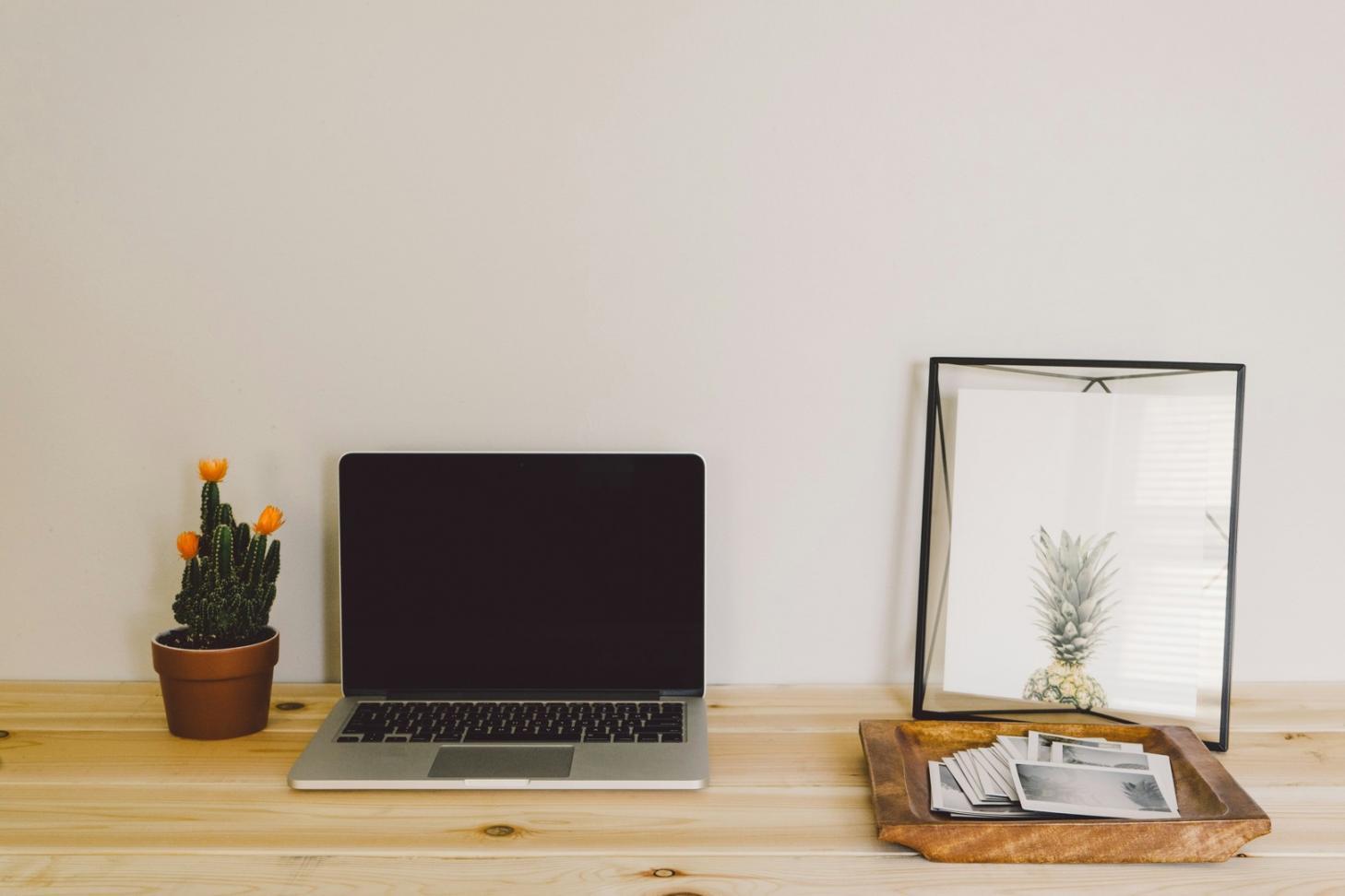 Espace de travail organisé avec notes de formation et documents financiers pour startup