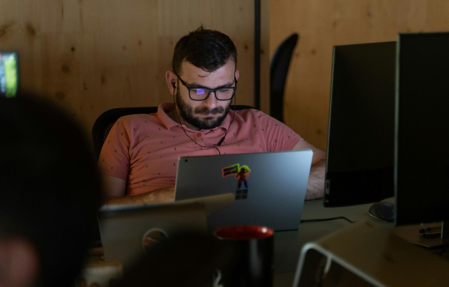 Entrepreneur travaillant sur sa formation en ligne pour développer les compétences financières de sa startup