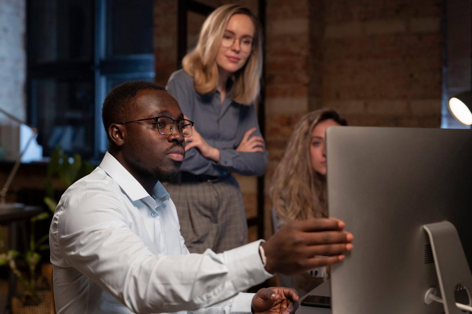 Entrepreneur travaillant sur la stratégie financière de sa startup